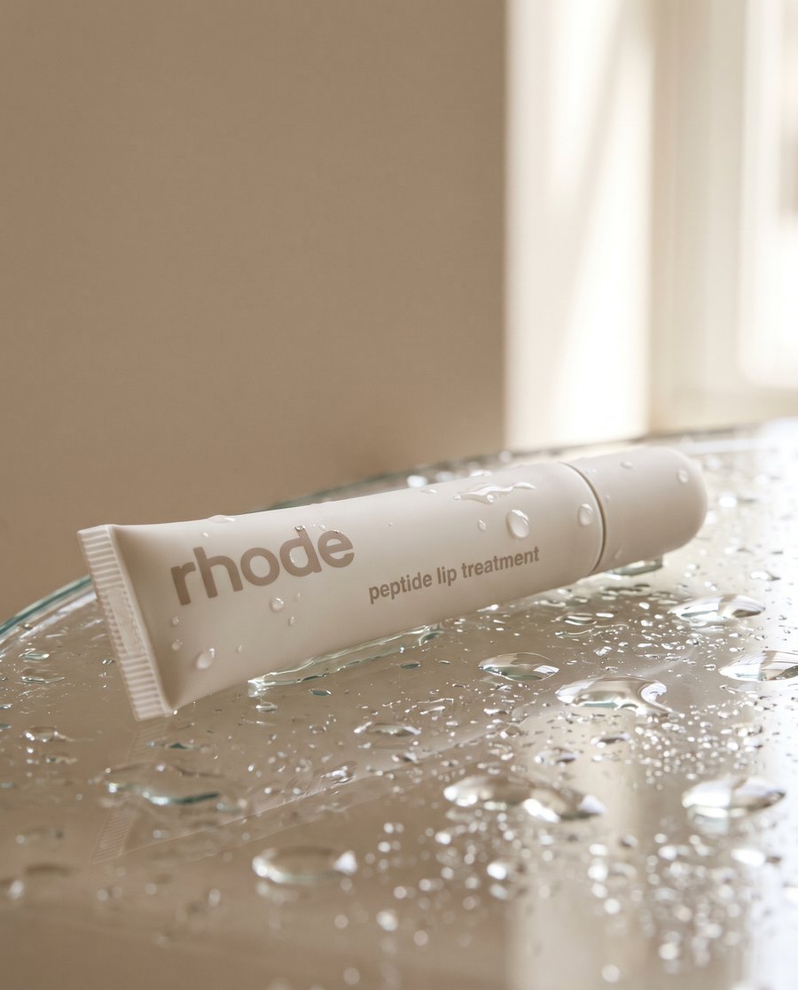 AI produktový vizuál — rhode peptide lip treatment, clean beauty still